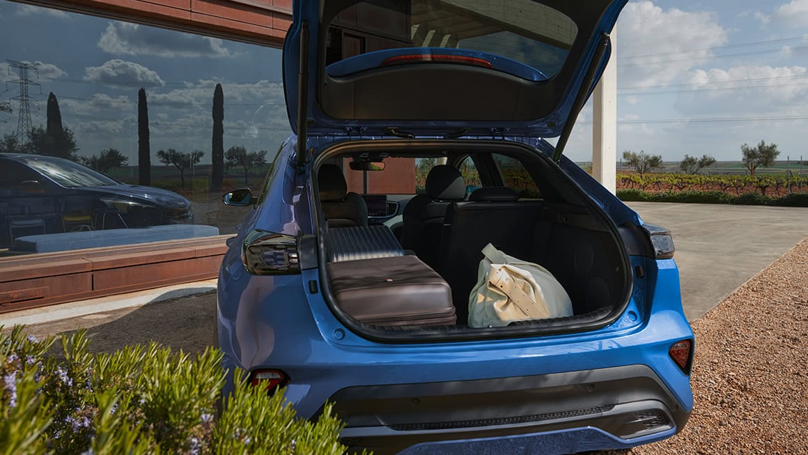 Kia XCeed von hinten mit geöffneter Heckklappe