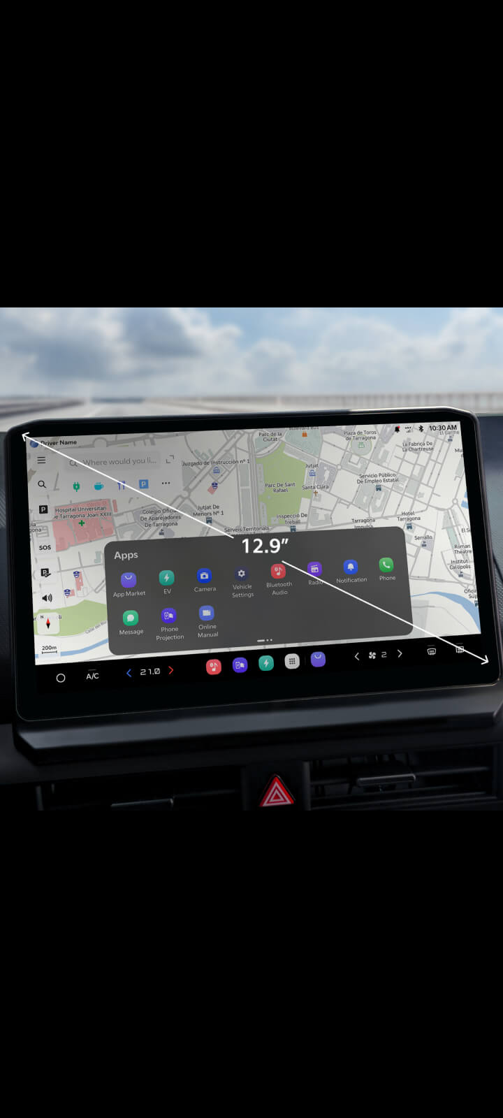 Nahaufnahme des Infotainment-Displays im Kia PV5 Passenger mit Sicht auf die Navigationsoberfläche.